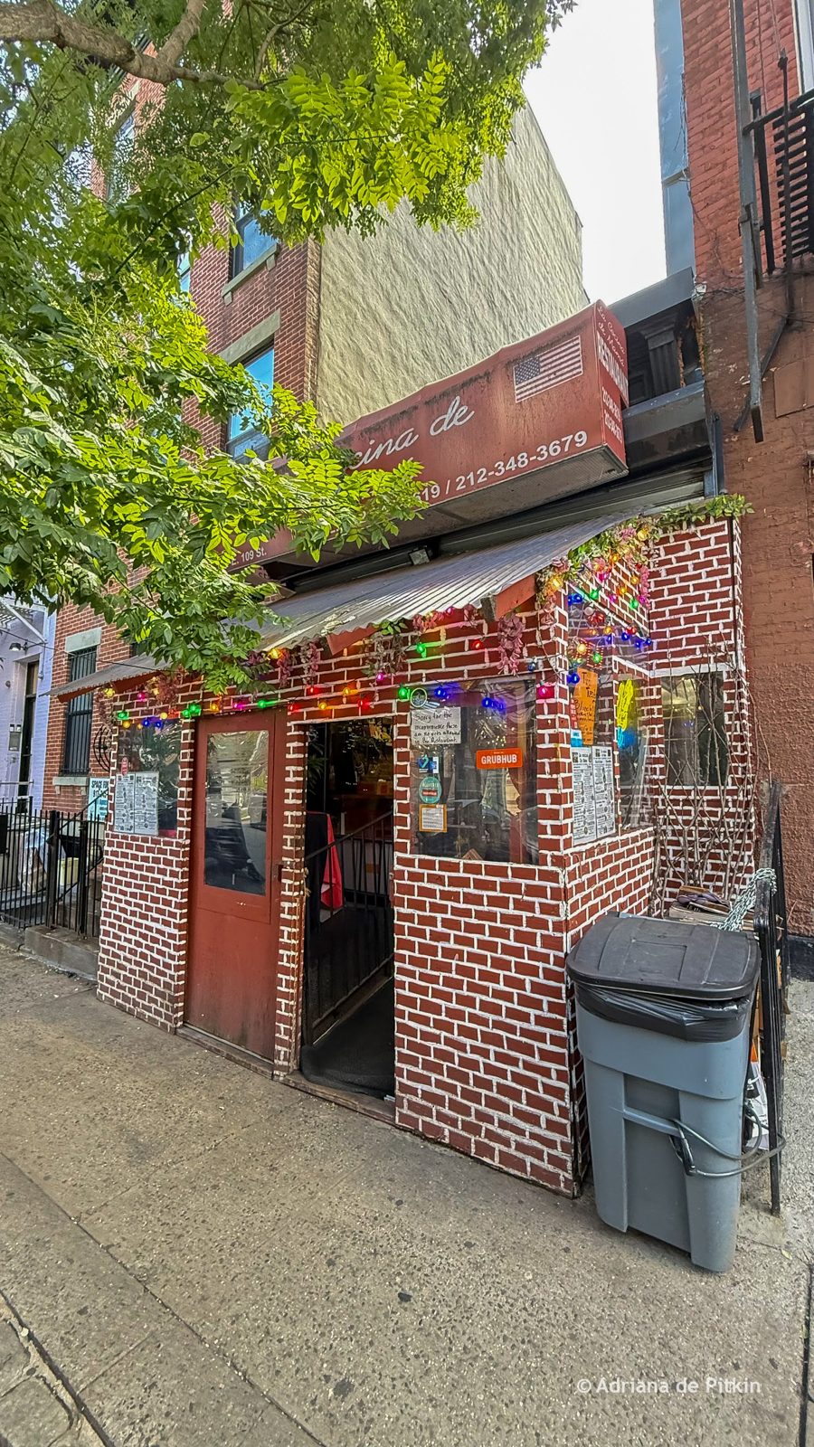 Storefront of La Cocina de Mamá